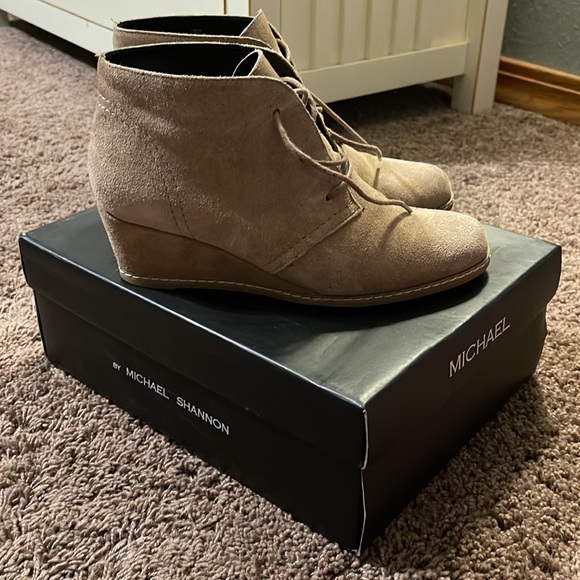 EUC Size 7 Women’s by Michael Shannon Rebeka Taupe Lace Up Wedge Bootie - Picture 3 of 15